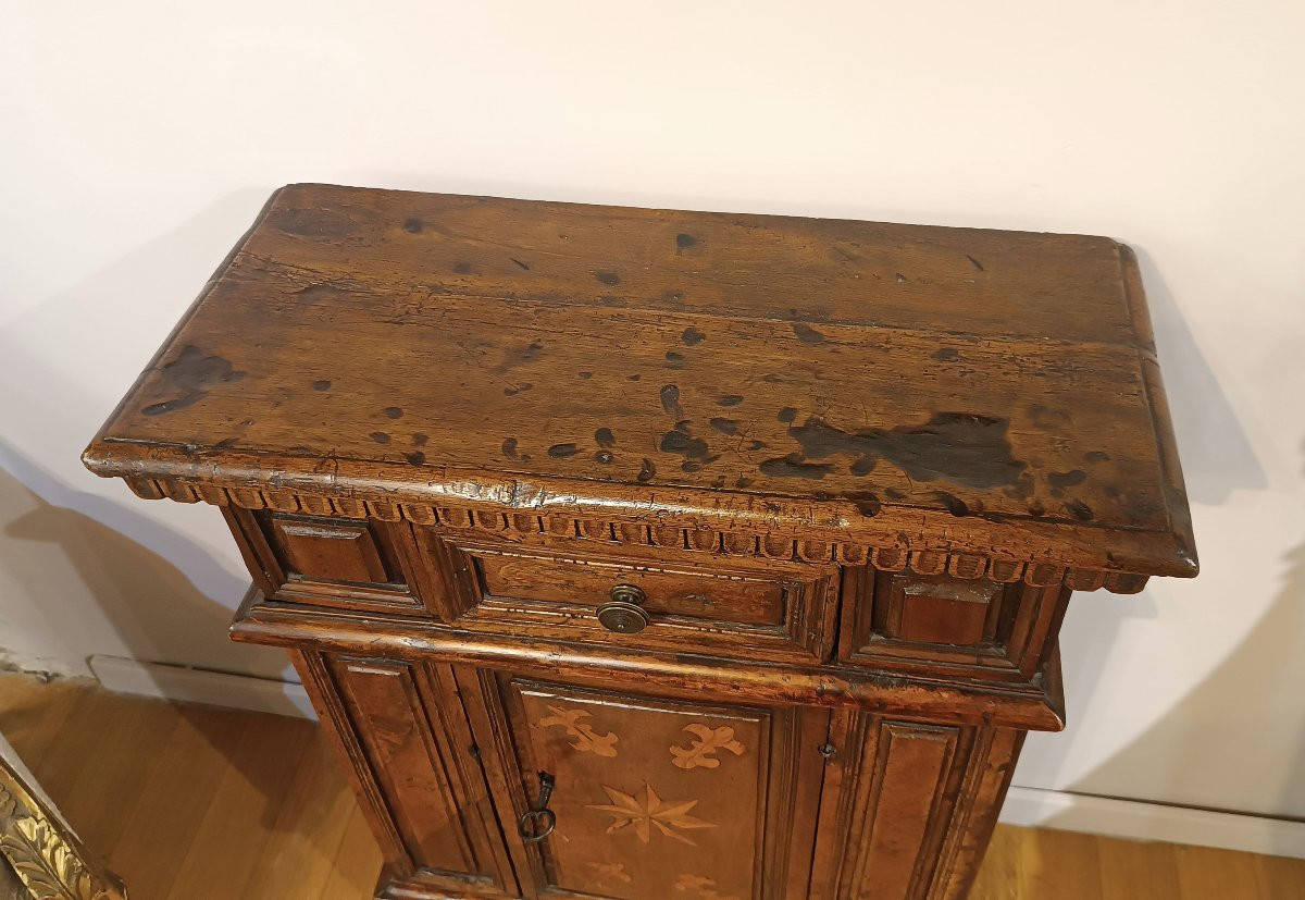 PICCOLA CREDENZA IN NOCE CON INTARSI SECONDA META’ XVI SECOLO -photo-2