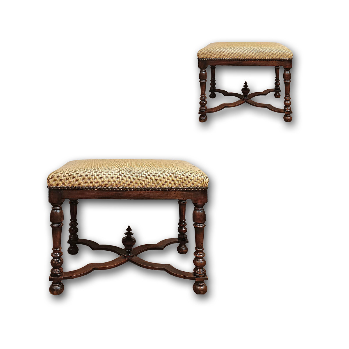 COPPIA DI SGABELLI IN NOCE TORNITO SECONDA META’ XVII SECOLO