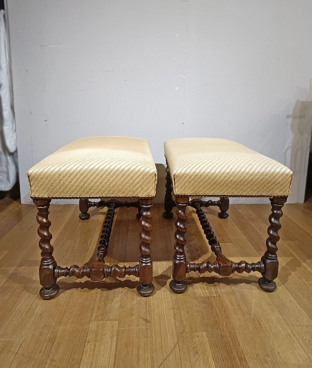 COPPIA DI SGABELLI IN NOCE SECONDA META’ XVII SECOLO-photo-3