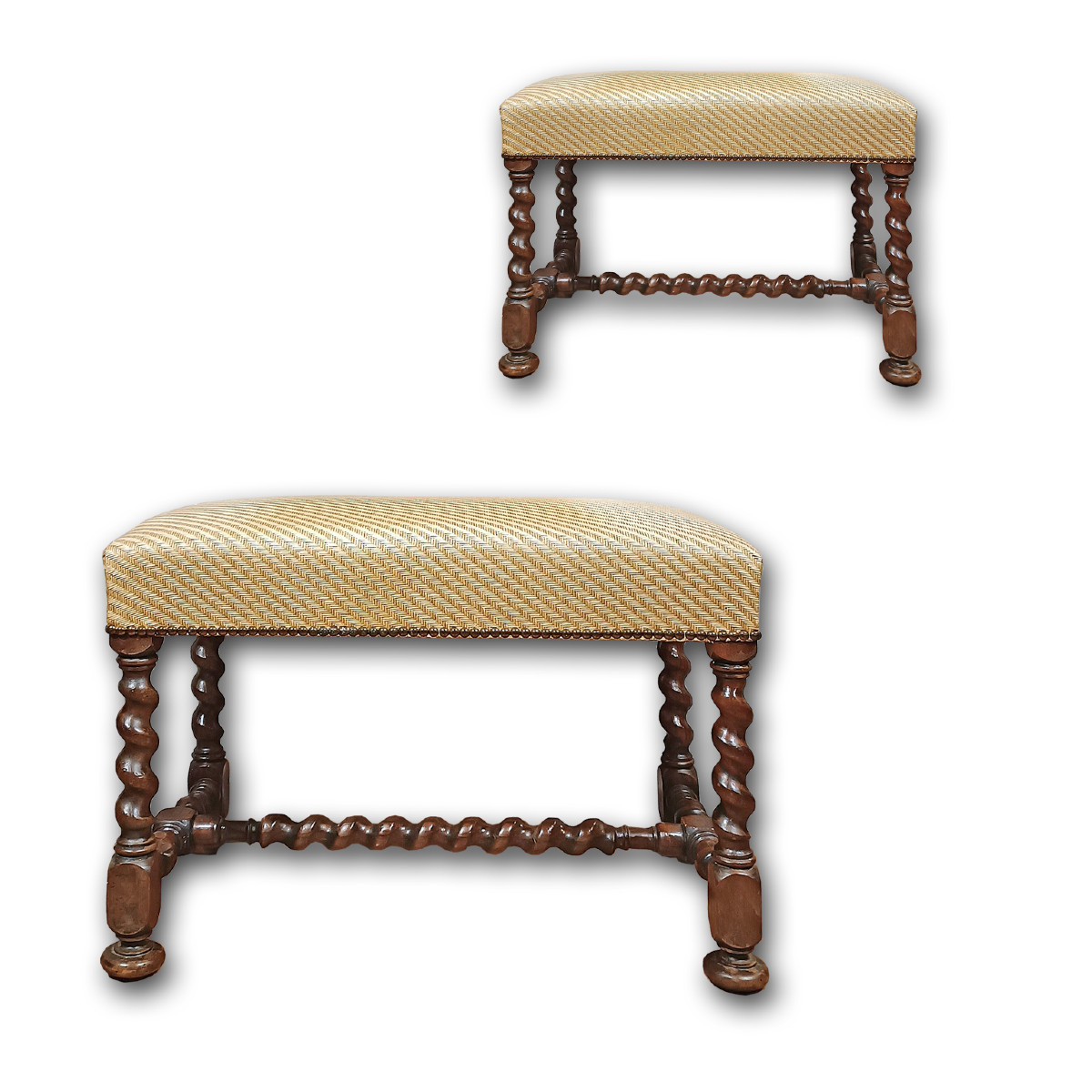 COPPIA DI SGABELLI IN NOCE SECONDA META’ XVII SECOLO