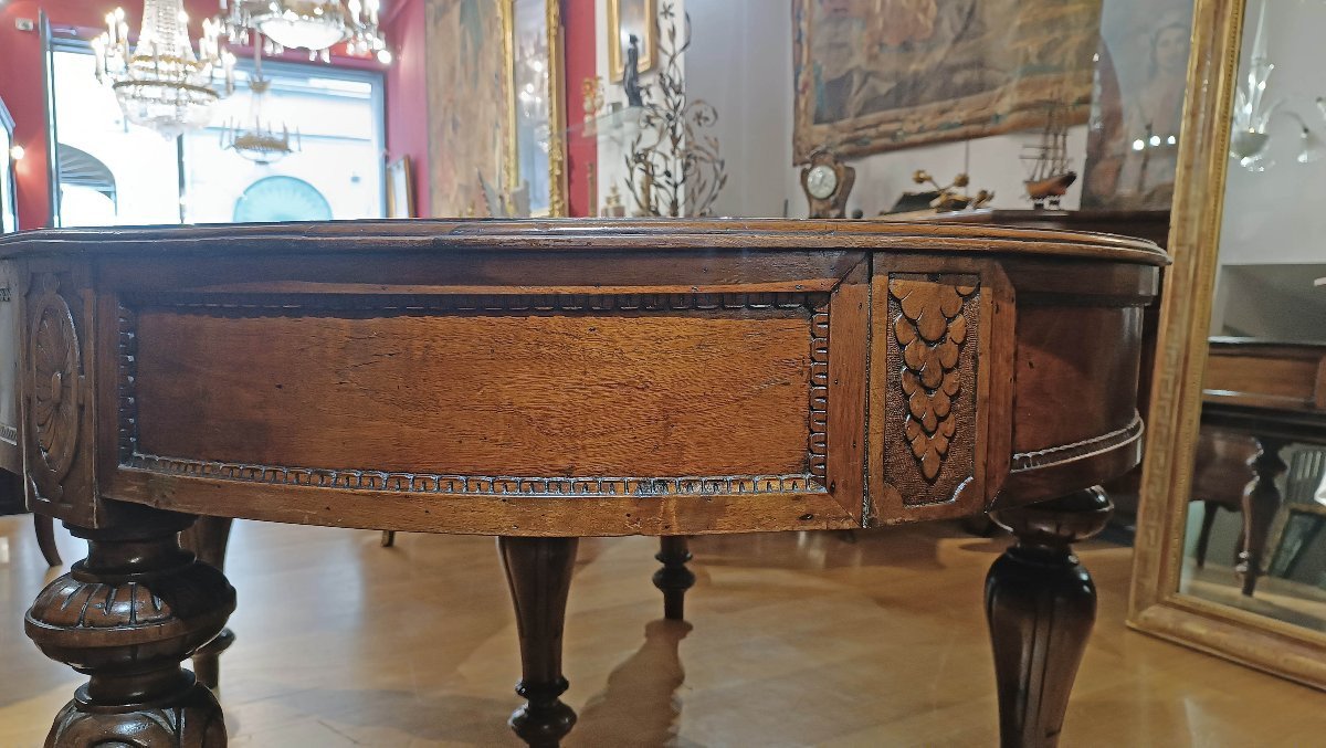 TAVOLO OVALE IN NOCE CON INTAGLI META’ XIX SECOLO-photo-3