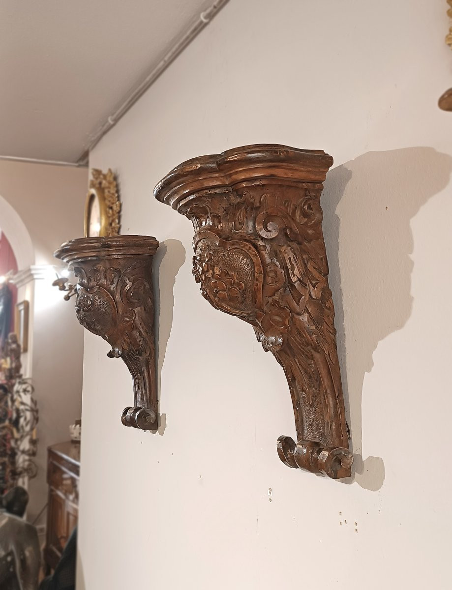 COPPIA DI MENSOLE IN NOCE INTAGLIATO META’ DEL XVIII SECOLO -photo-2