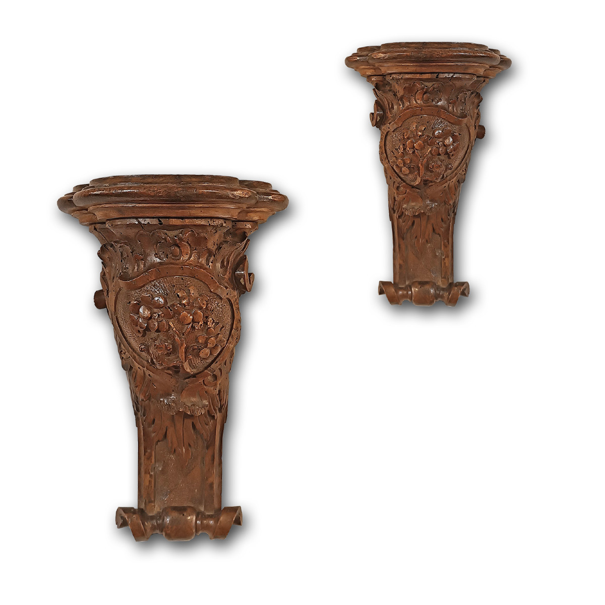 COPPIA DI MENSOLE IN NOCE INTAGLIATO META’ DEL XVIII SECOLO 