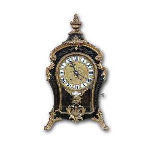 OROLOGIO STILE LUIGI XV IN BRONZO DORATO E INTARSI META’ DEL XIX SECOLO 