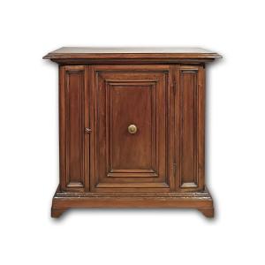 CREDENZA IN MASSELLO DI NOCE INIZI DEL XVIII SECOLO