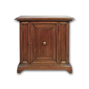 CREDENZA IN MASSELLO DI NOCE INIZI DEL XVIII SECOLO