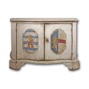 CREDENZA DIPINTA CON STEMMI FINE XVII-INIZI XVIII SECOLO
