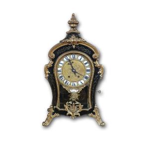 OROLOGIO STILE LUIGI XV IN BRONZO DORATO E INTARSI META’ DEL XIX SECOLO