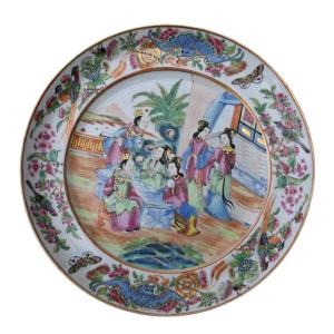 Famille Rose Porcelain Plate, Qing Dynasty – Court Scene, Canton Decor, 19th Century 