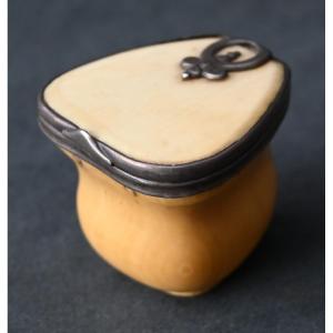 Snuff Box In Ivory And Silver From The Eighteenth Century