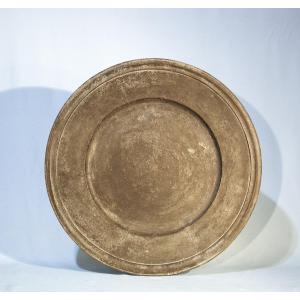 Large Pewter Dish "à La Cardinal" - Lyon, Second Quarter Of The 17th Century