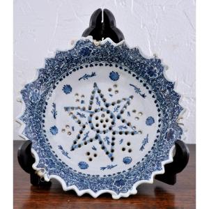 Strawberry In Delft Earthenware - XVIIIth.  Promo Jusqu'au 30 Avril 2026 