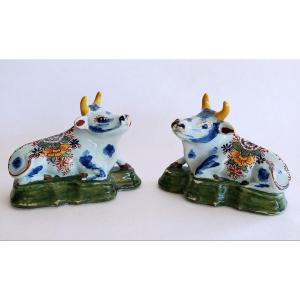 Delft - Pair Of Earthenware Cows - Signed - 18th Century
