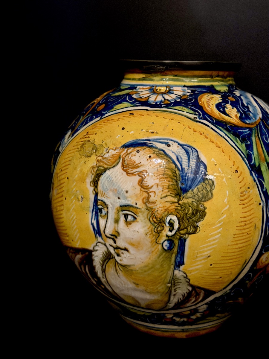 Grande vaso da farmacia in maiolica policroma con profili rinascimentali, Italia, XVI secolo-photo-2