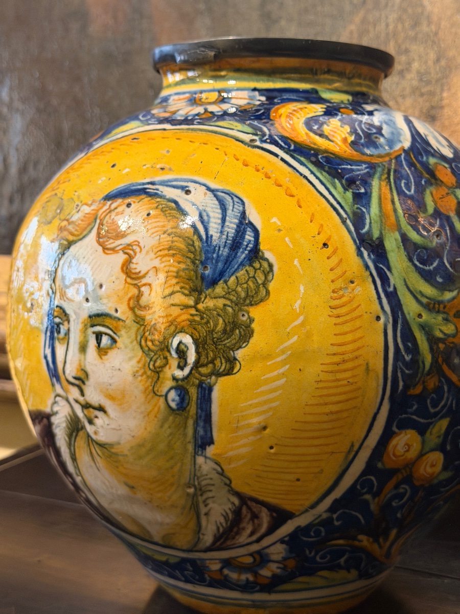 Grande vaso da farmacia in maiolica policroma con profili rinascimentali, Italia, XVI secolo-photo-3