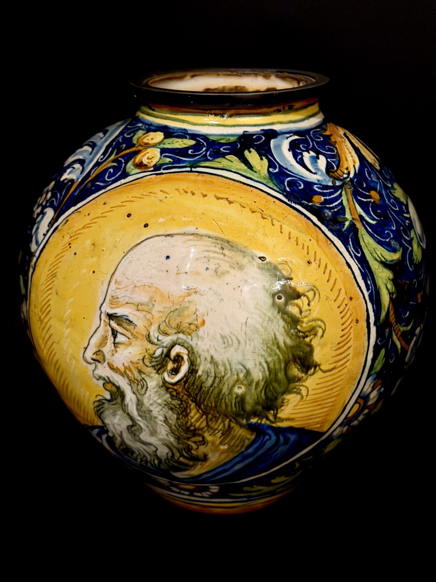 Grande vaso da farmacia in maiolica policroma con profili rinascimentali, Italia, XVI secolo