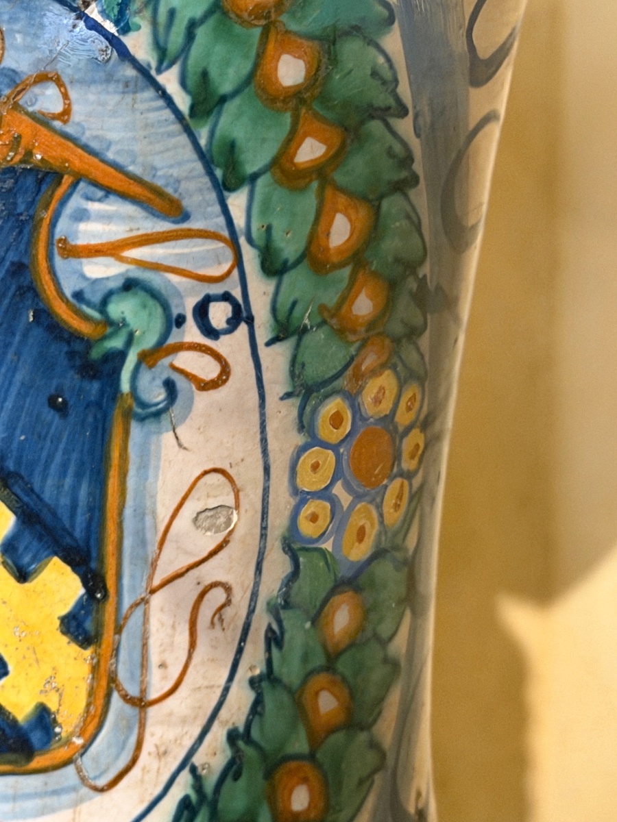 Albarello da farmacia in maiolica policroma con stemma araldico, Italia, XVI secolo-photo-2