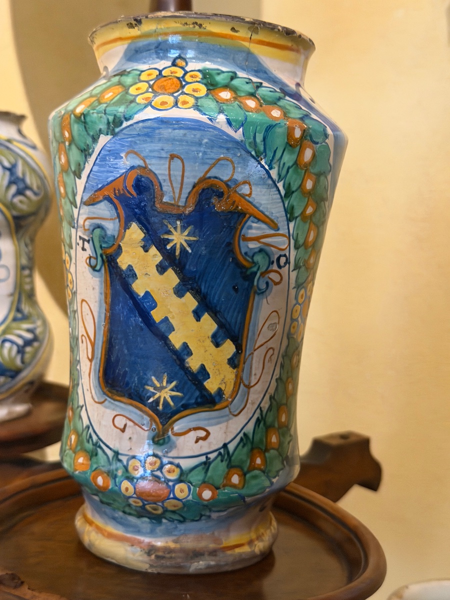 Albarello da farmacia in maiolica policroma con stemma araldico, Italia, XVI secolo