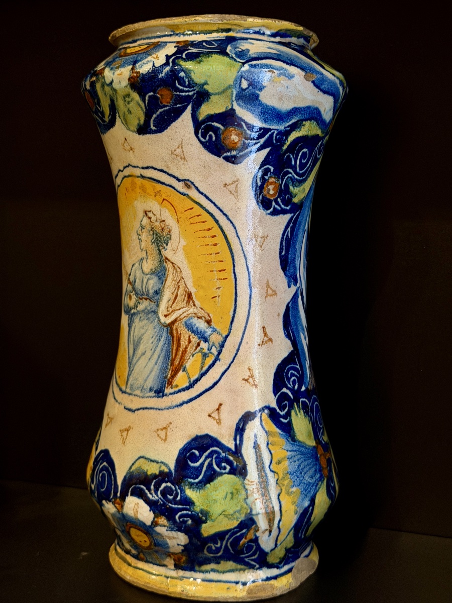 Albarello da farmacia in maiolica policroma con figura allegorica, Italia, XVI secolo