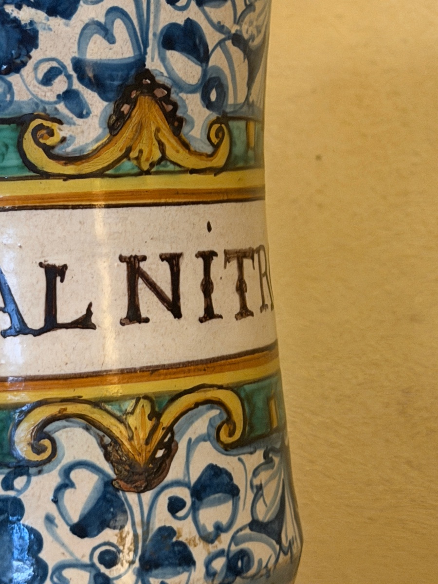 Albarello da farmacia in maiolica policroma “SAL NITRO”, Italia centrale, XVI secolo-photo-2