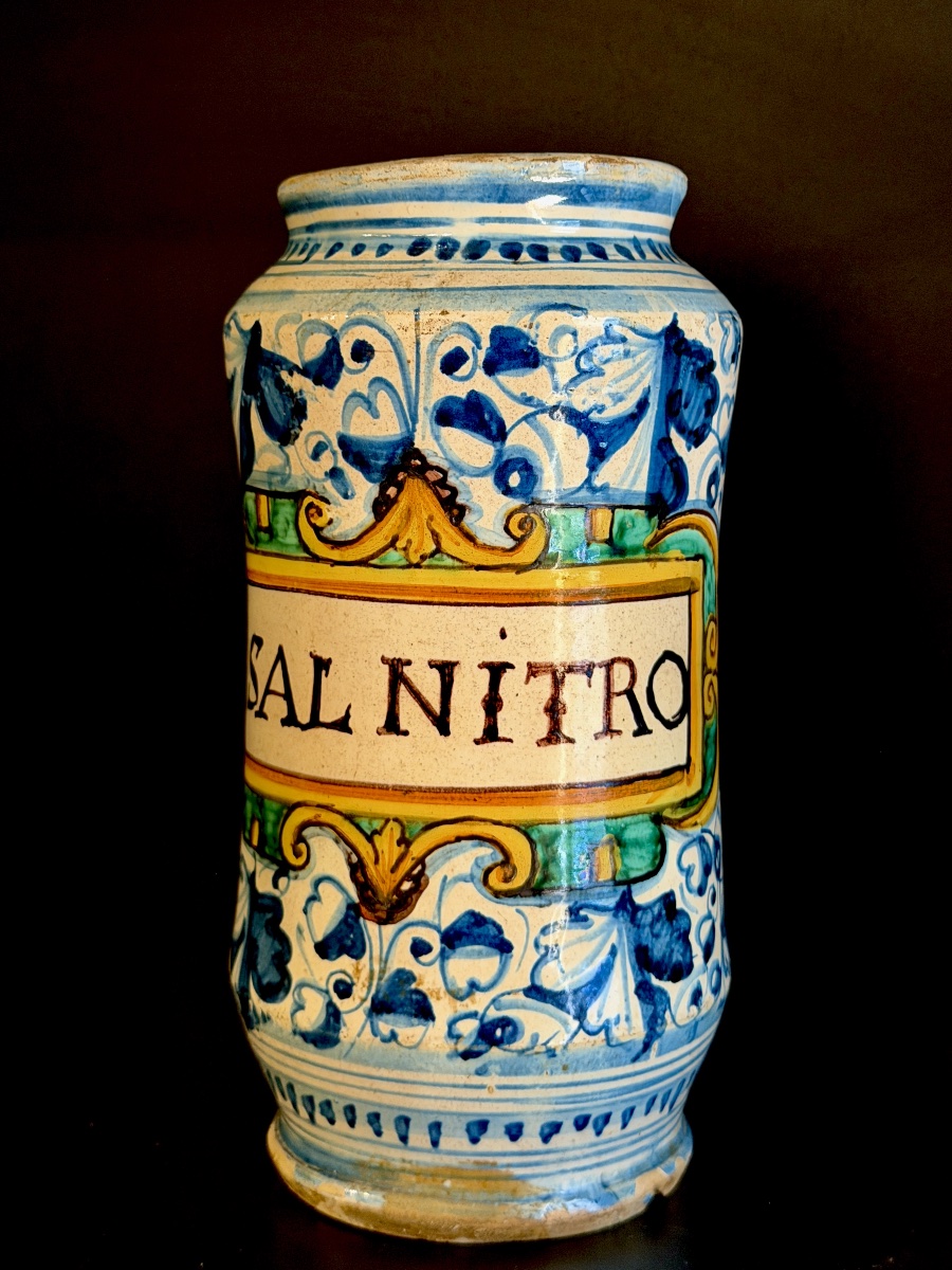 Albarello da farmacia in maiolica policroma “SAL NITRO”, Italia centrale, XVI secolo
