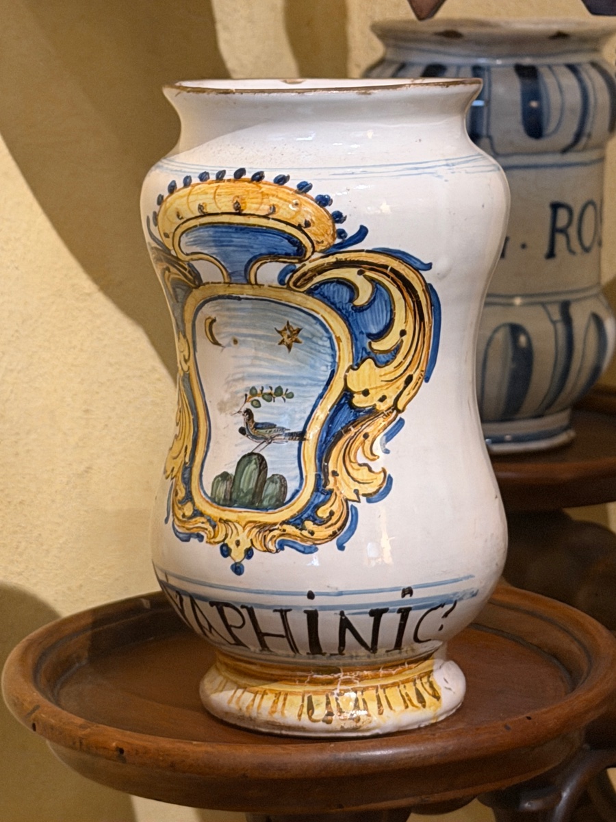 Albarello ad arrocchetto da farmacia in maiolica policroma, Italia centrale, XVII secolo