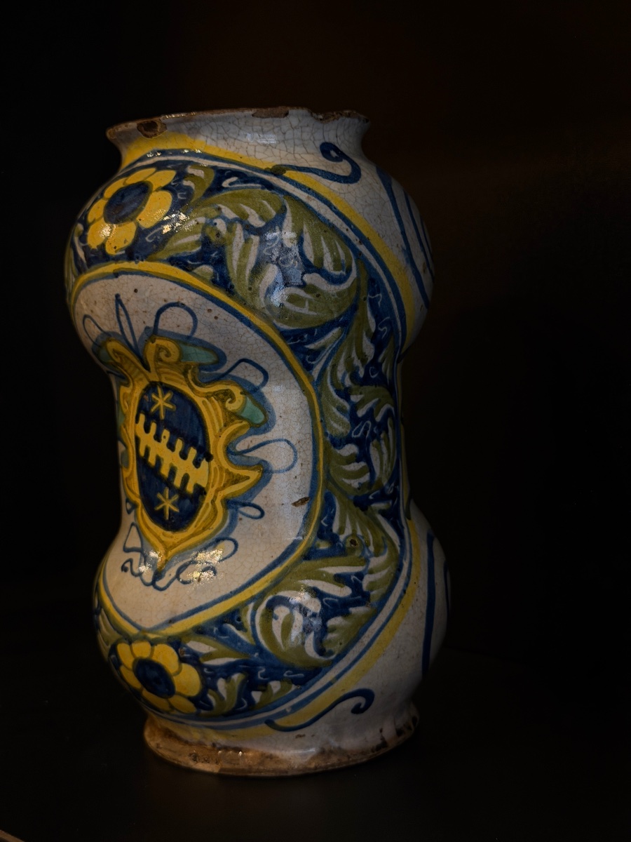 Albarello ad arrocchetto in maiolica policroma con stemma nobiliare, Italia centrale, XVII seco-photo-2