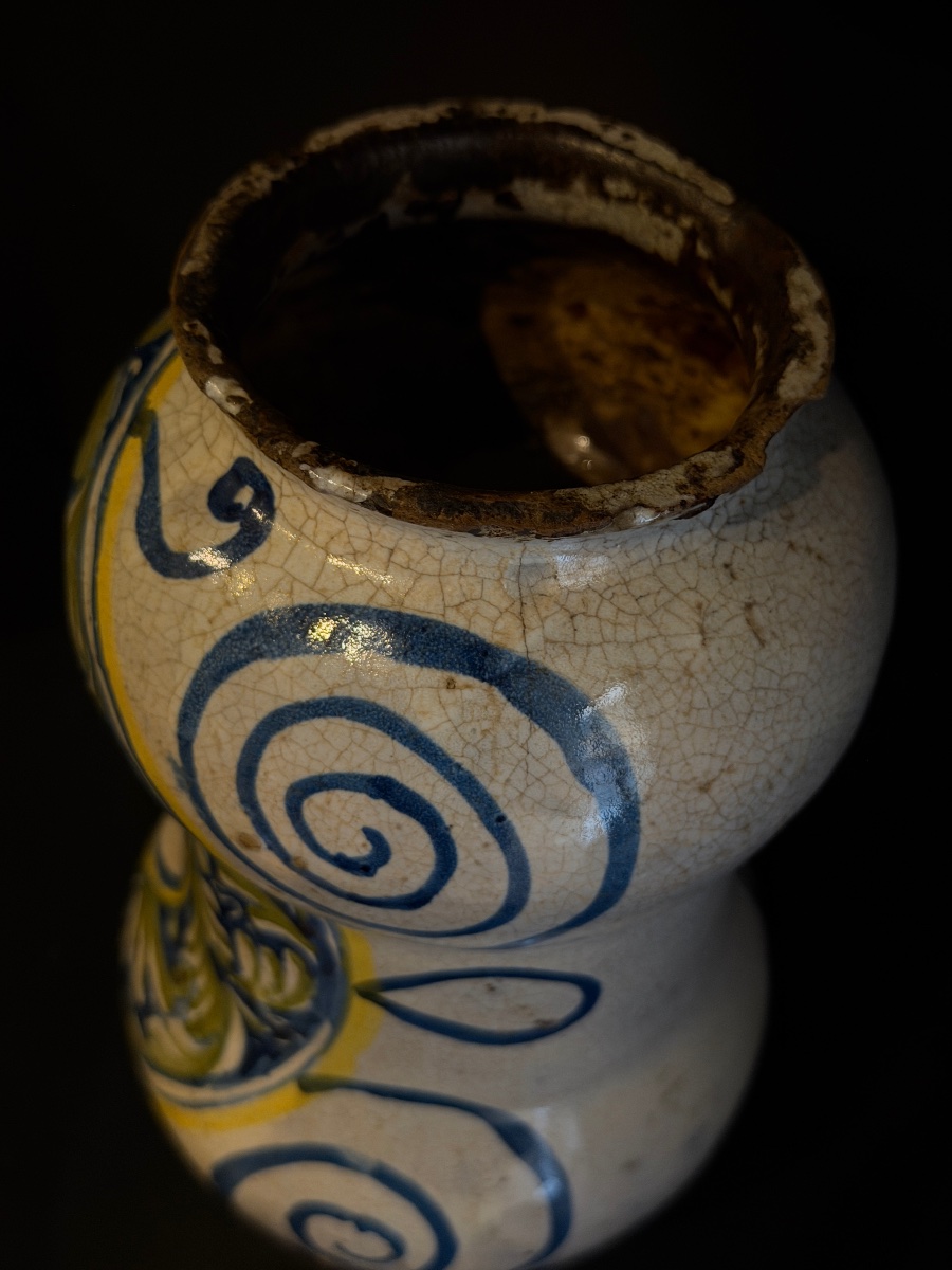 Albarello ad arrocchetto in maiolica policroma con stemma nobiliare, Italia centrale, XVII seco-photo-4