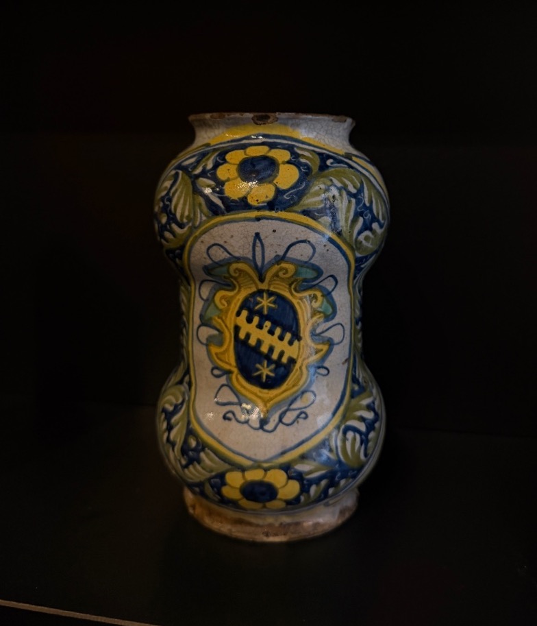 Albarello ad arrocchetto in maiolica policroma con stemma nobiliare, Italia centrale, XVII seco