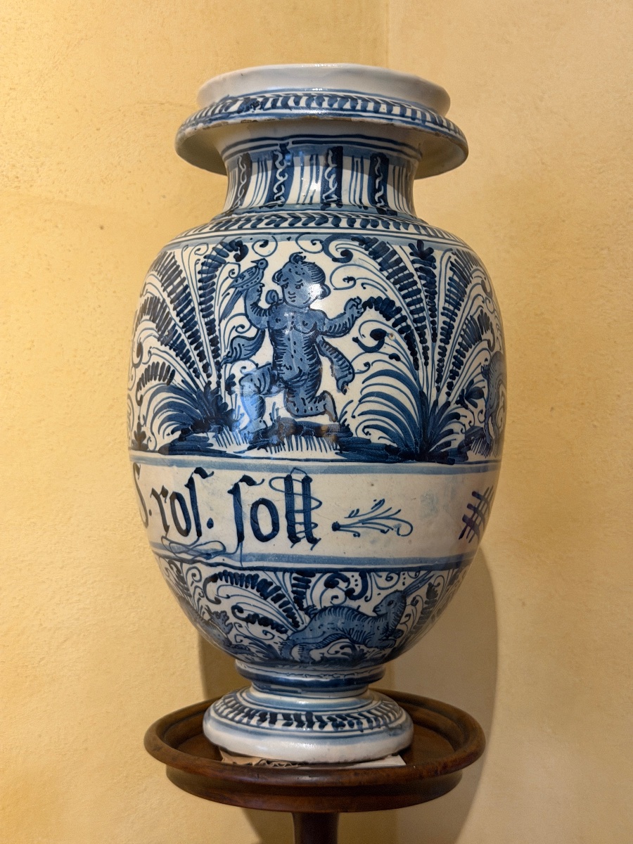Vaso da farmacia in maiolica, Deruta, periodo calligrafico, fine XVI – inizi XVII secolo