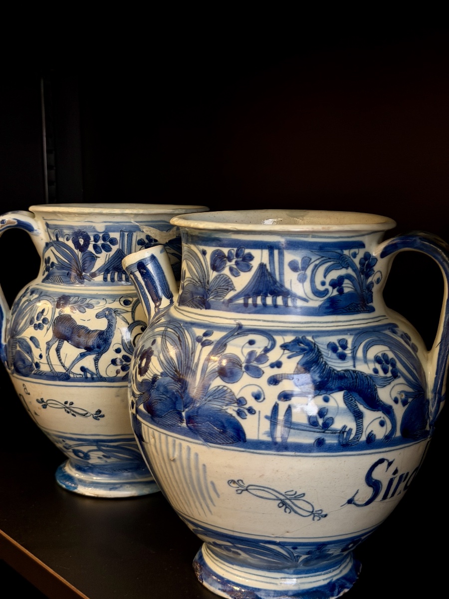 Coppia di vasi da farmacia in maiolica di Savona, periodo calligrafico, XVI secolo