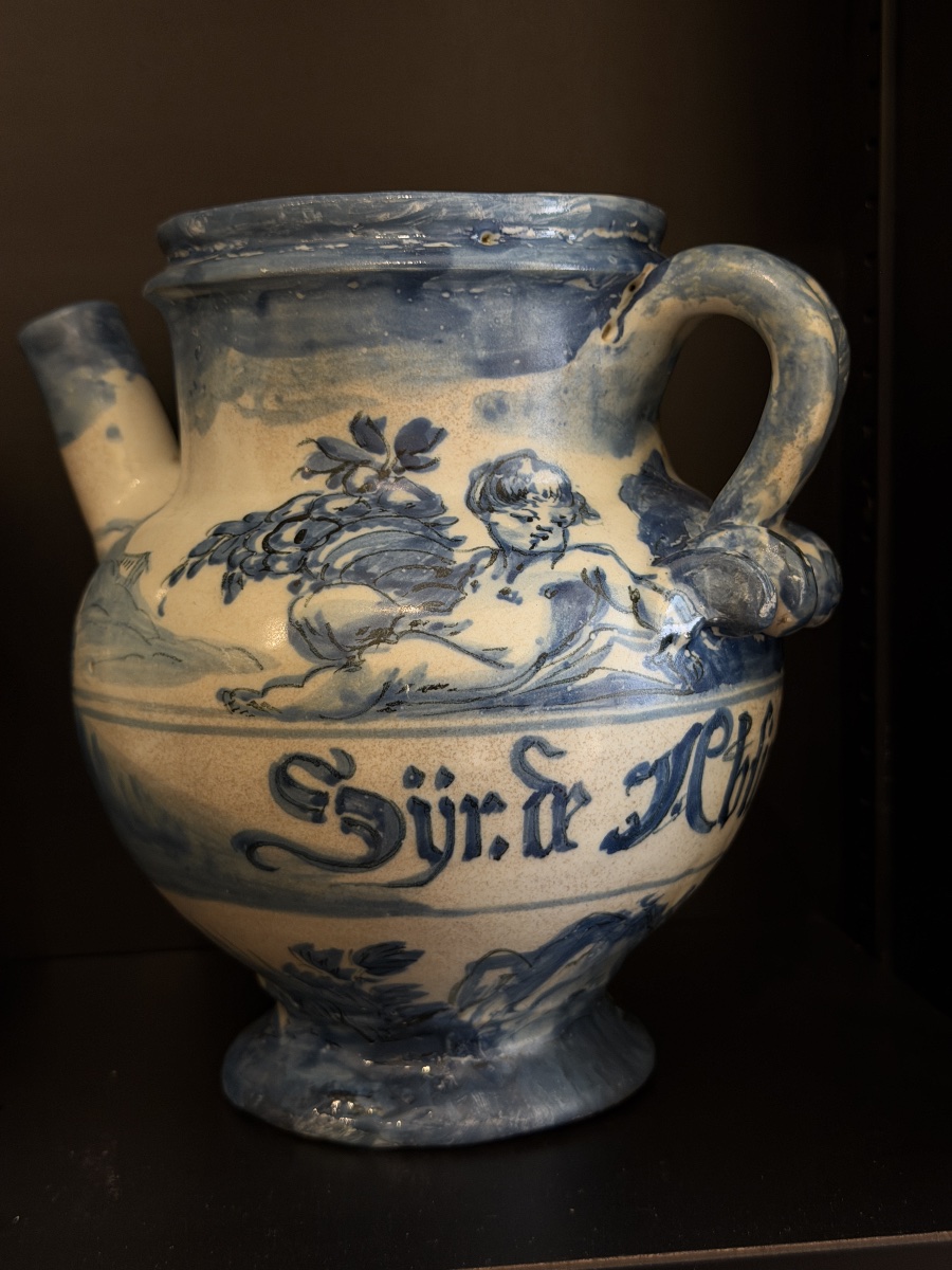 Vaso da farmacia in maiolica di Savona, marchio della Fortezza, XVII secolo
