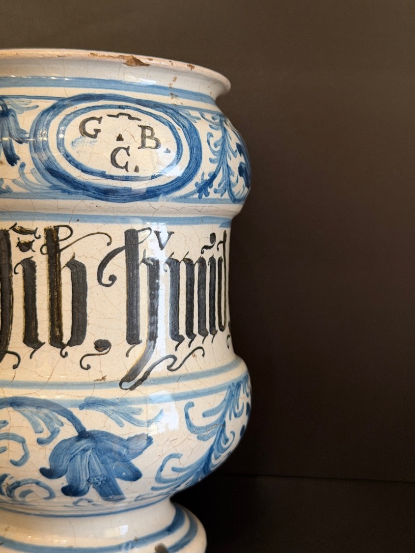 Coppia composta da bottiglia e albarello in maiolica veneta, XVIII secolo-photo-2