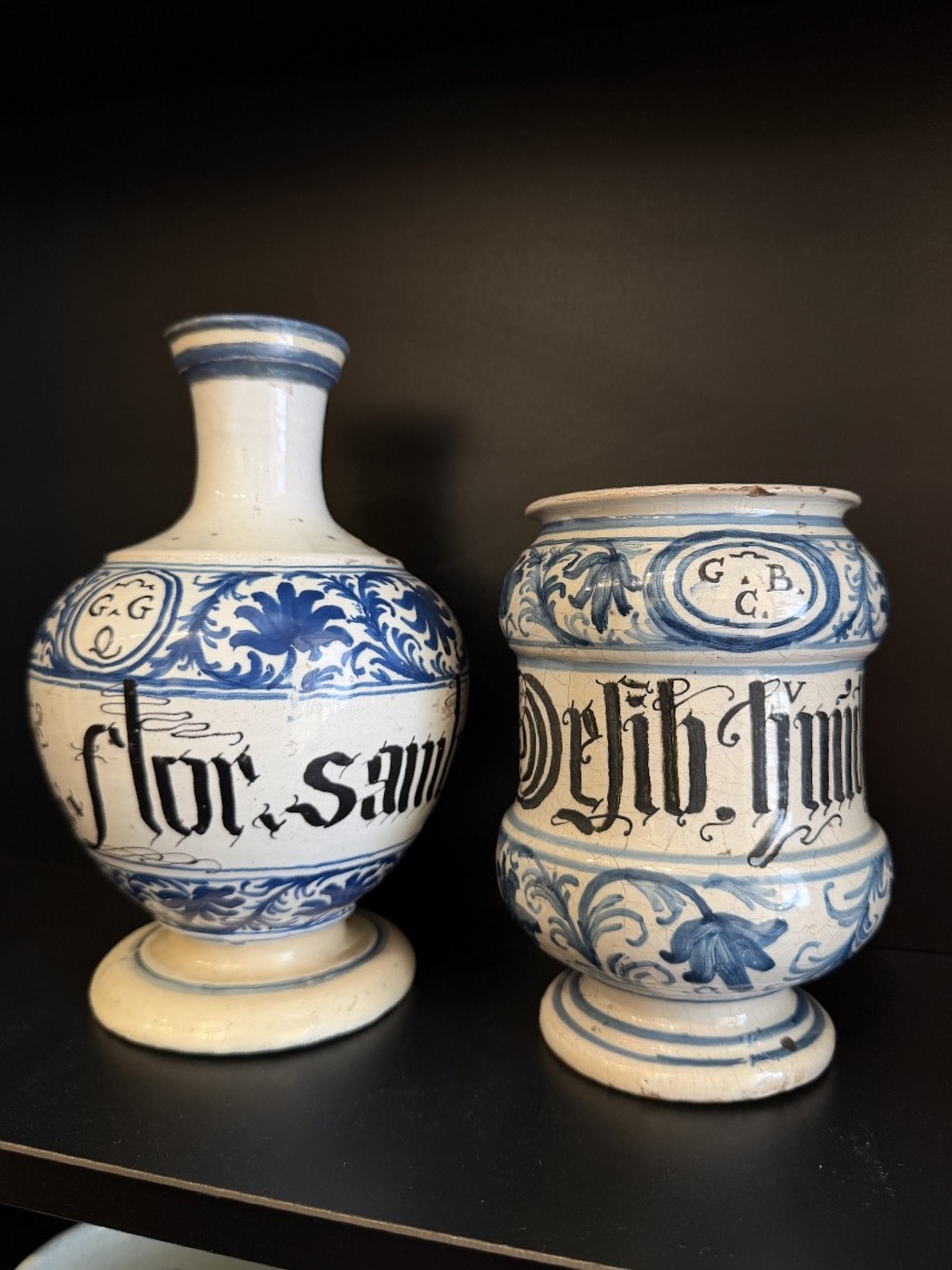 Coppia composta da bottiglia e albarello in maiolica veneta, XVIII secolo