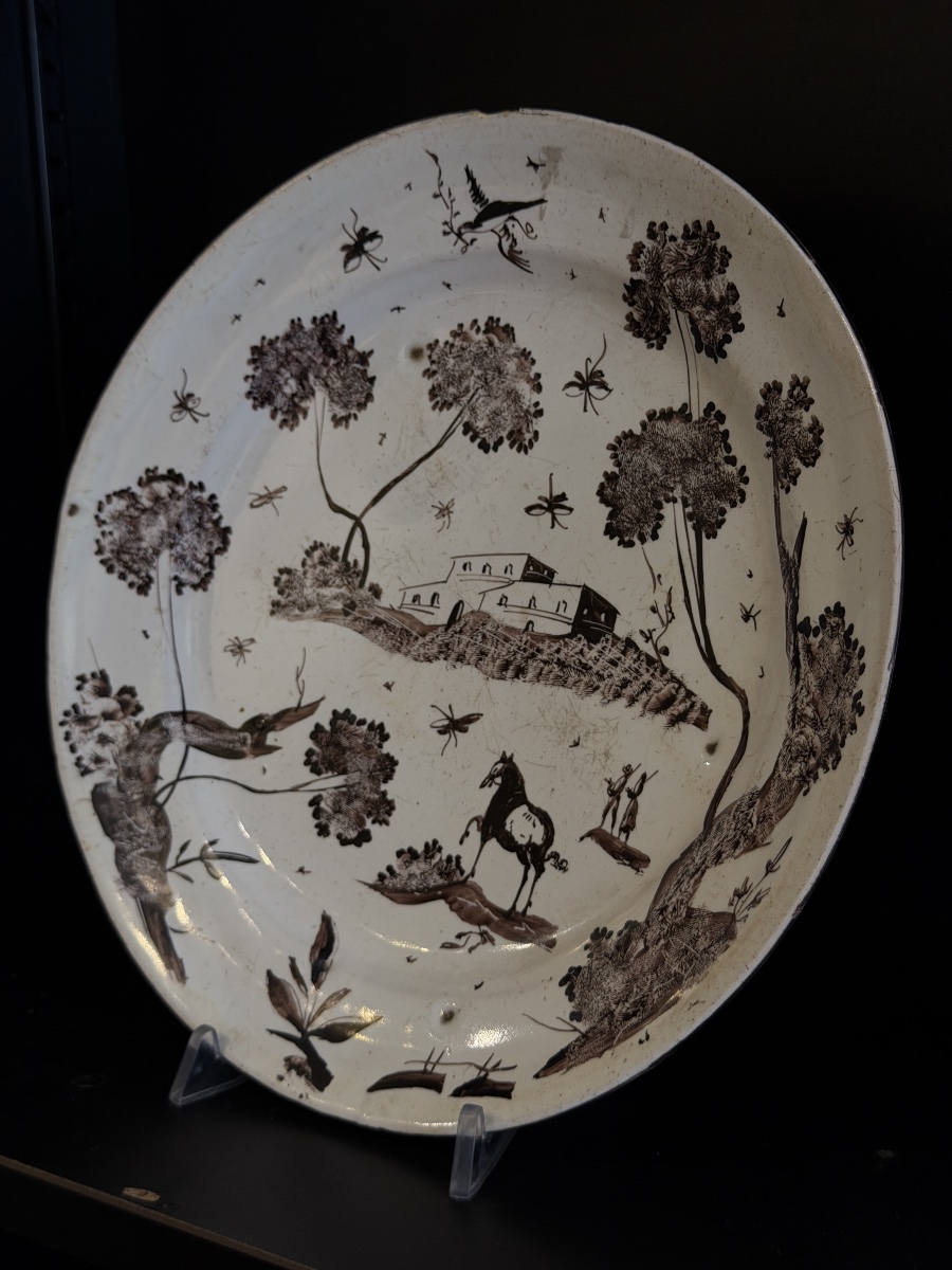 Piatto in maiolica all'almanganese di Albissola, XVIII secolo