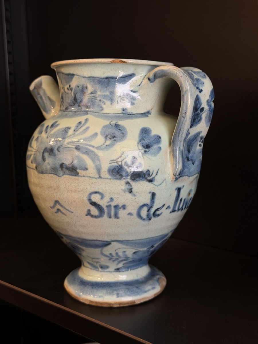 Vaso da farmacia in maiolica di Savona "a tappezzeria", XVII secolo