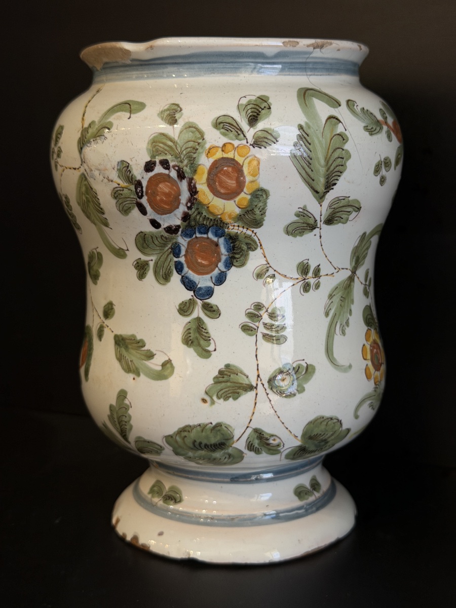 Albarello in maiolica di Pesaro decorato a fiori policromi, XVIII secolo