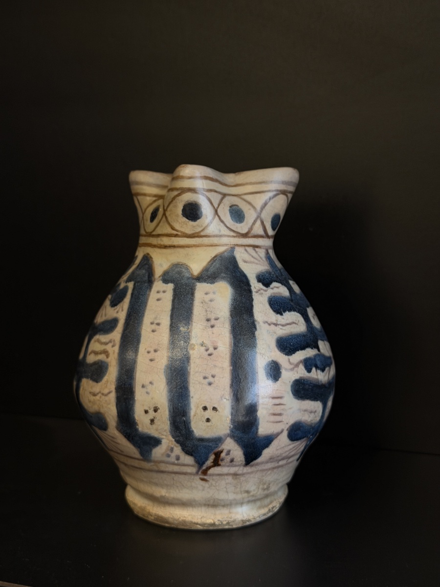 Caraffa in maiolica a zaffera a rilievo, Toscana, XV secolo