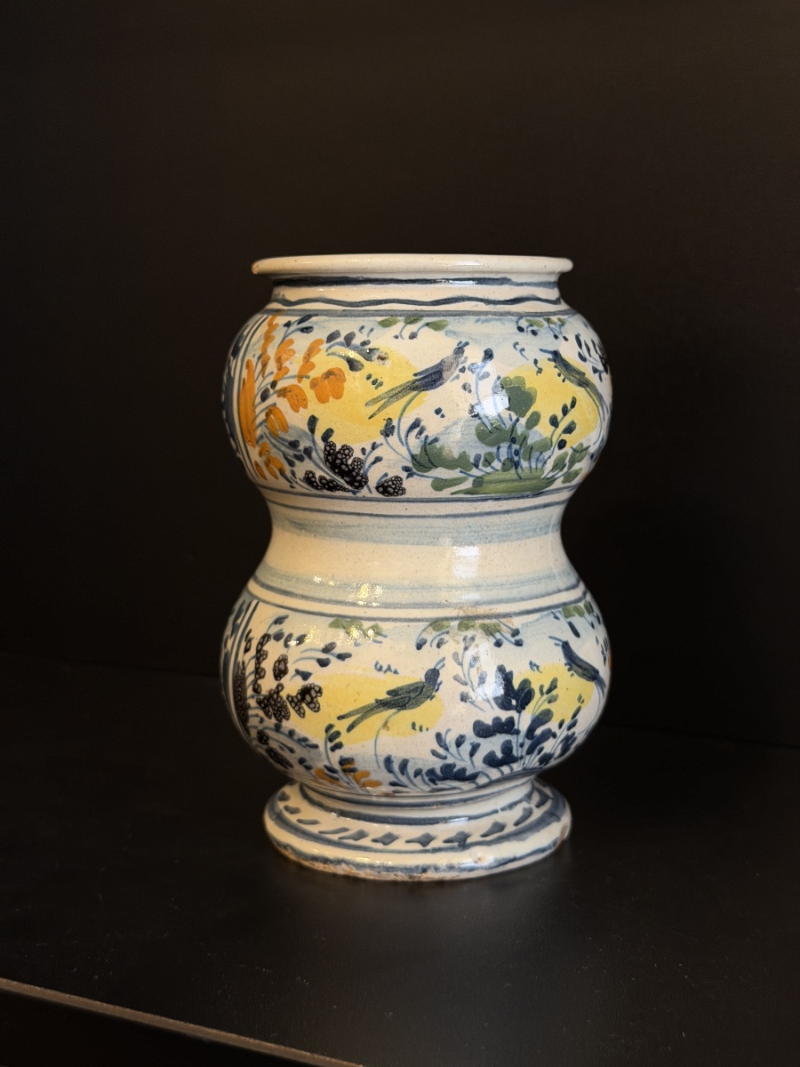 Albarello in maiolica di Urbania con paesaggio e uccelli, XVIII secolo