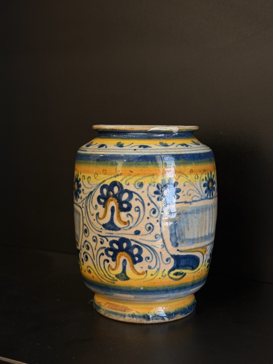 Albarello in maiolica di Montelupo con decoro rinascimentale, XVI secolo