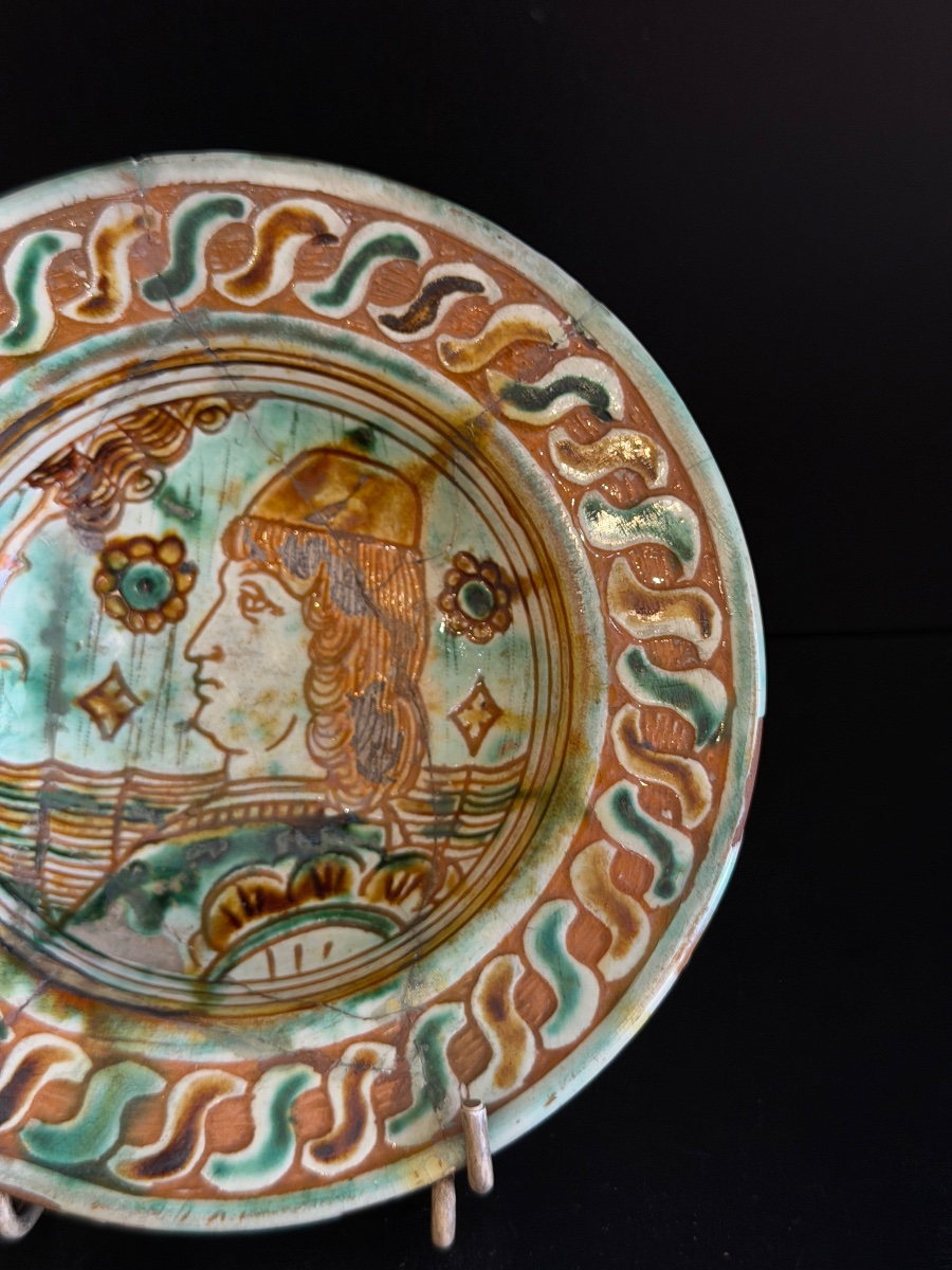 Piccolo piatto in maiolica di Ferrara con profilo femminile, XVI secolo-photo-2