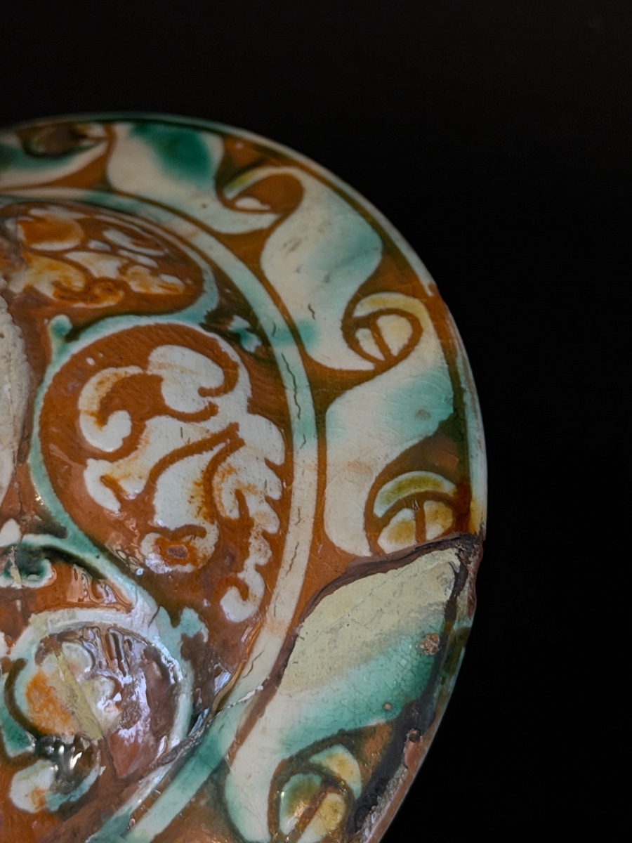 Piccolo piatto in maiolica di Ferrara con profilo femminile, XVI secolo-photo-3