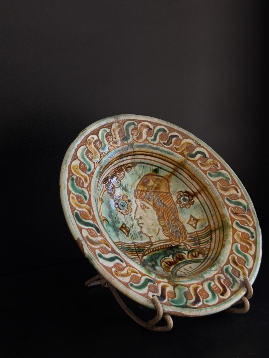 Piccolo piatto in maiolica di Ferrara con profilo femminile, XVI secolo