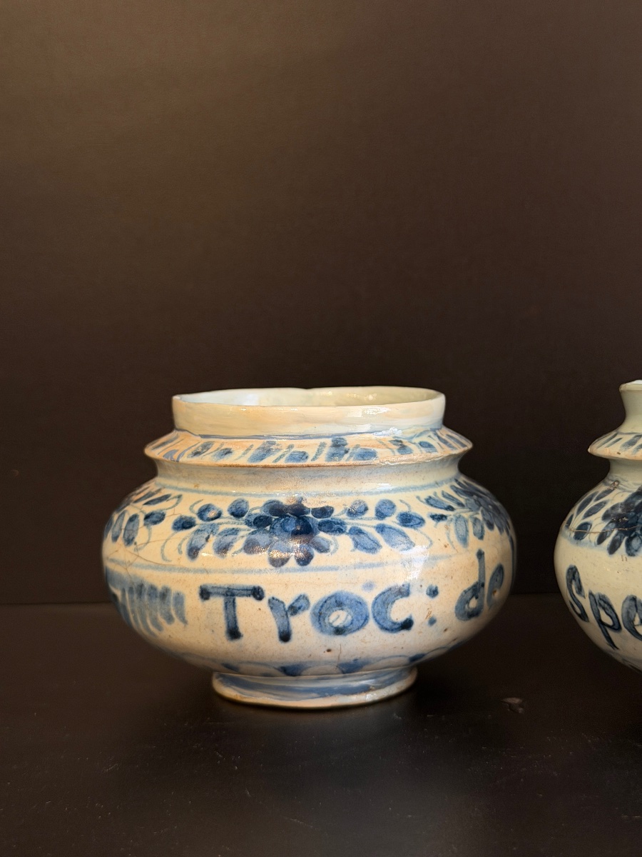 Coppia di pillioliere da farmacia in maiolica di Savona "a tappezzeria", XVII secolo-photo-2