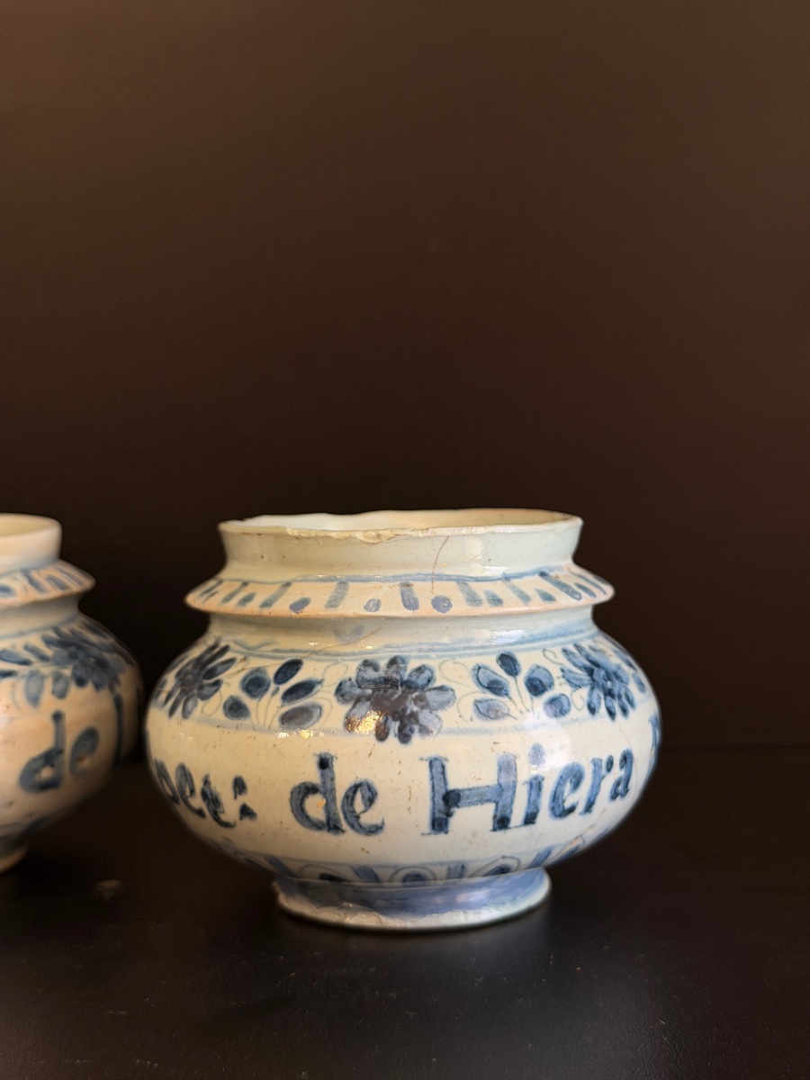 Coppia di pillioliere da farmacia in maiolica di Savona "a tappezzeria", XVII secolo-photo-3