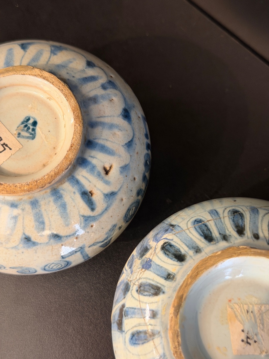 Coppia di pillioliere da farmacia in maiolica di Savona "a tappezzeria", XVII secolo-photo-2