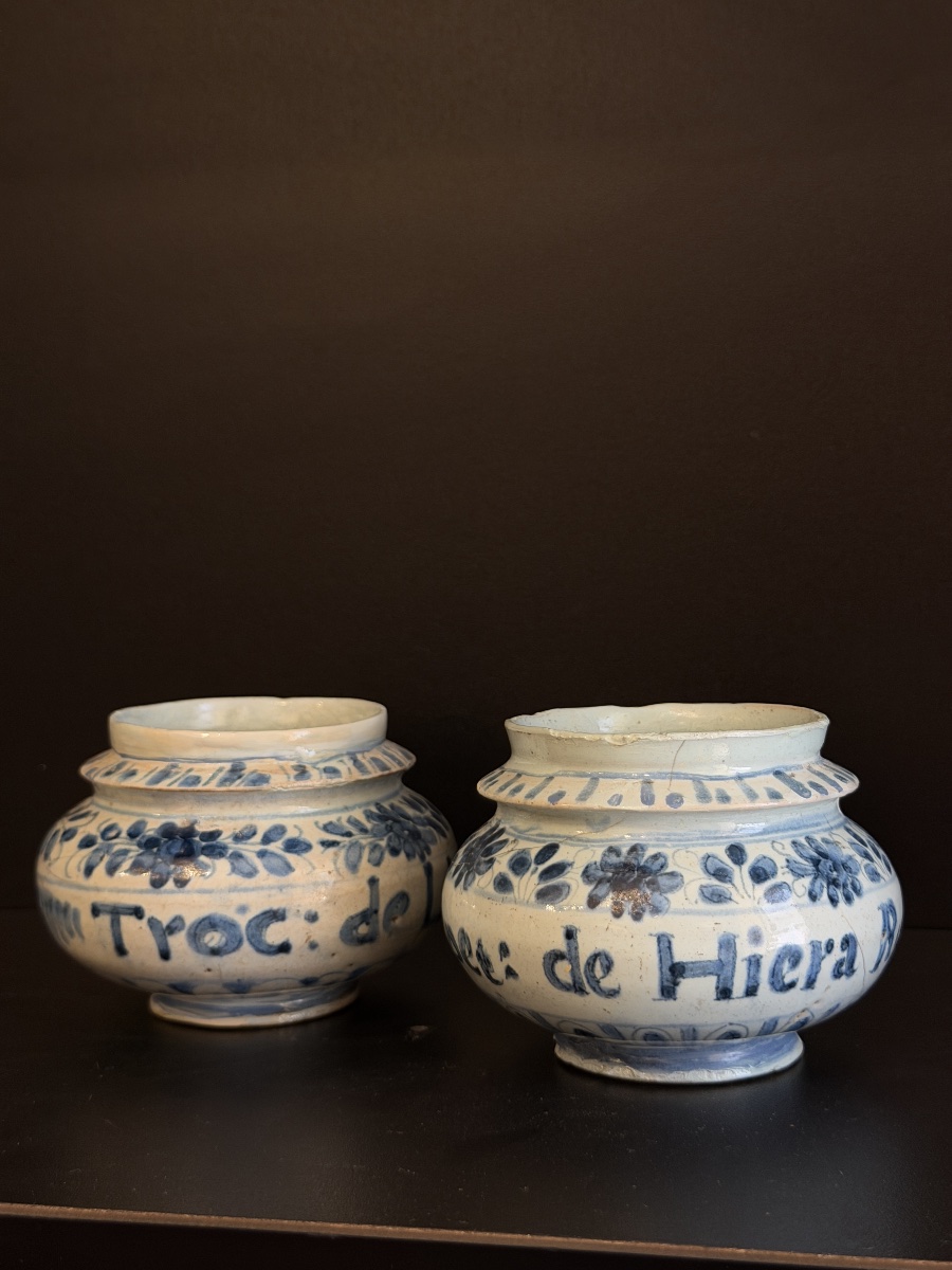 Coppia di pillioliere da farmacia in maiolica di Savona "a tappezzeria", XVII secolo