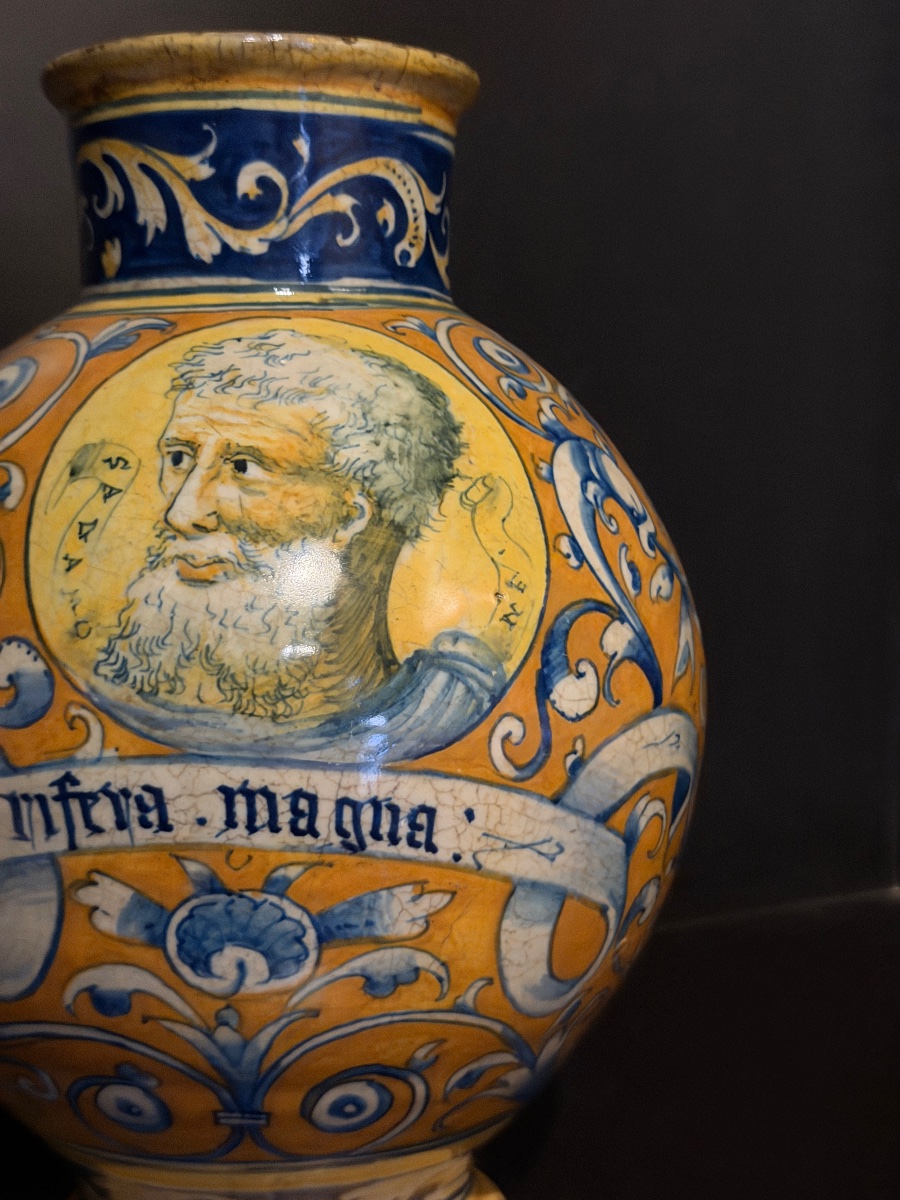 Raro vaso in maiolica di Faenza a decorazione policroma, XVI secolo