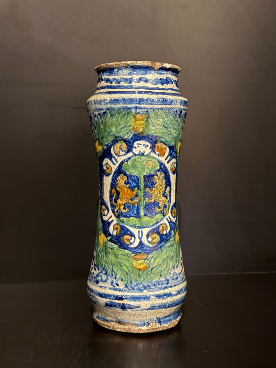 Albarello in maiolica policroma di Trapani, Sicilia, XVI secolo