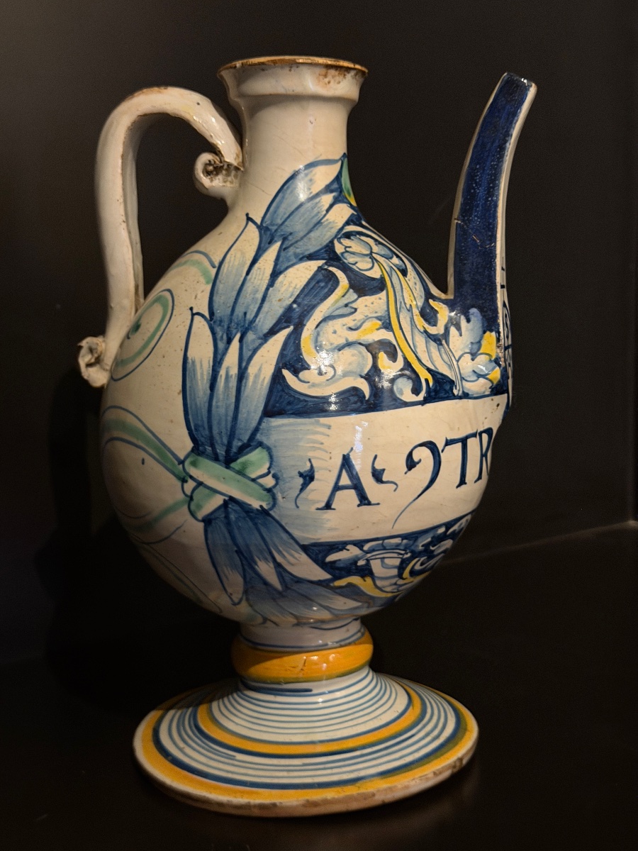 Boccale da farmacia in maiolica di Casteldurante, XVI secolo